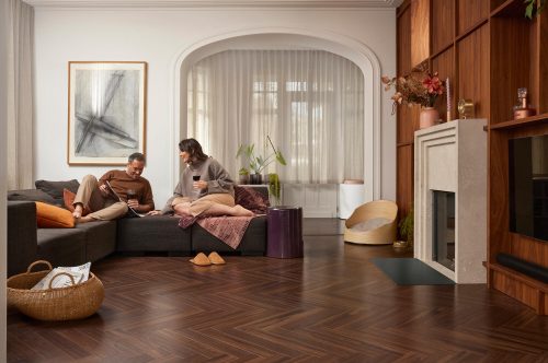 8mm Walnut Brown - BerryAlloc Chateau+ vízálló halszálkás laminált padló