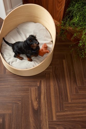 8mm Walnut Brown - BerryAlloc Chateau+ vízálló halszálkás laminált padló