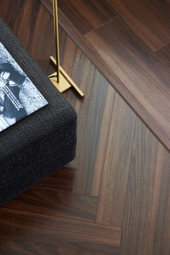 8mm Walnut Brown - BerryAlloc Chateau+ vízálló halszálkás laminált padló